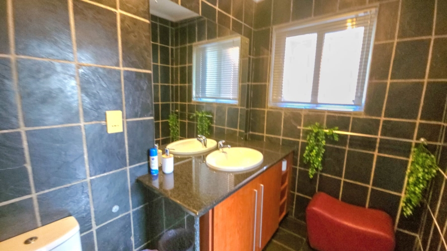 6 Bedroom Property for Sale in Kosmos Ridge North West